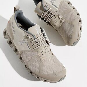 On Running Cloud 
Waterproof Sneaker